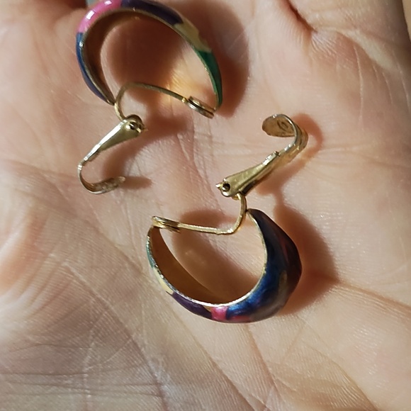 VINTAGE MULTICOLORED SWIRLED ENAMEL GOLD-TONE HALF HOOP LEVERBACK 1" EARRINGS - Picture 7 of 9